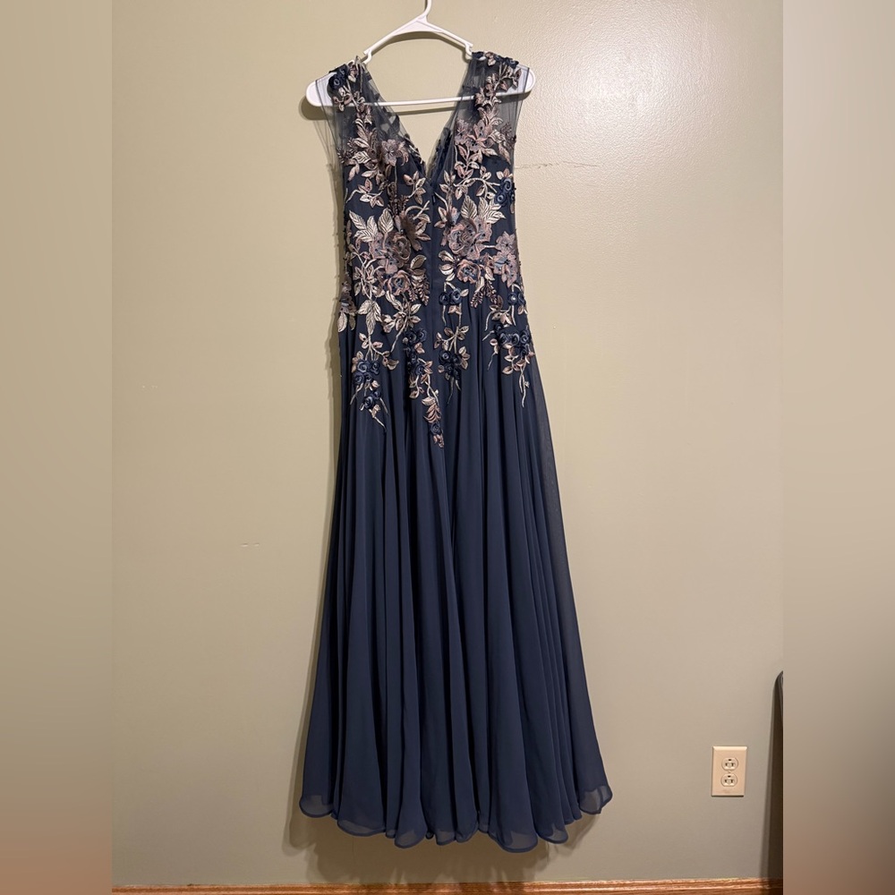 Mother of the bride dress. Steel blue color with embroidered top. - Picture 3 of 6